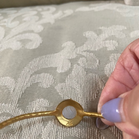 Julie Vos Pearl/White Iridescent Three Stone Bracelet EUC Size M - Picture 3 of 12